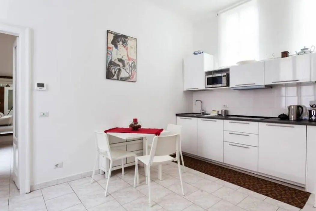 Isola And Zara Comfortable Apartment Milánó